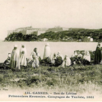 Carte postale de prisonniers tunisiens sur l’île Sainte Marguerite, 1881, photographe Jean Gilletta, Archives municipales de Cannes.