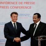 Les présidents français, Emmanuel Macron, et camerounais, Paul Biya, à Yaoundé, le 26 juillet 2022. Ludovic Marin / AFP