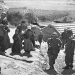 Opérations militaires dans un village de Grande Kabylie, où ne sont restées que les femmes. Algérie, mai 1956. Photo Alamy Stock Photo