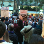 Le rassemblement le 29 octobre 2022, boulevard Saint-Germain à Paris, en présence de Ghita Ben Barka, veuve du disparu.