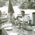 Hôpital d’El Kettar, Alger, 1952. De gauche à droite : Rubens Fitoussi (interne et militant du PCA), le docteur Ferrand, Sadek Hadjerès, et le laborantin Bensemane.