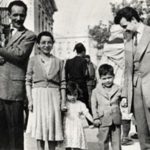 Abdelmalek Kitouni, tenant dans ses bras son fils Nadjib, pose avec ses enfants Malika, Naïma et Hosni en compagnie de son ami Achour Rahmani, devant l’objectif d’un photographe ambulant, place de la Brèche à Constantine au printemps 1955 (fonds privé famille Kitouni).