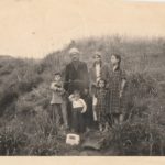 Abdelmalek Kitouni pose au maquis avec sa femme Djouhra et ses quatre enfants (de gauche à droite : Hosni, Nadjib, Naïma et Malika) devant l’objectif de son compagnon d’armes Abderrahmane Khaznadar. Région d’Aïn Kerma, printemps 1956 (fonds privé famille Kitouni).