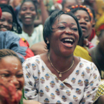 Des femmes de toute la Côte d'Ivoire réunies pour célébrer la Journée internationale des droits des femmes à Abidjan en 2005. Photo ONU/Ky Chung