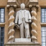 La statue de Cecil Rhodes au Oriel College d’Oxford. Une plaque expliquant son rôle dans l'apartheid a été ajoutée à la demande des étudiants.