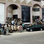 Files de spectateurs attendant de pouvoir visiter l’exposition Béhanzin—Roi d’Abomey, Cotonou, Fondation Zinsou et Musée du Quai Branly, 16 décembre 2006 – 16 mars 2007.