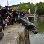 Les manifestants contre le racisme ont déboulonné la statue d’Edward Colston et l’ont jetée dans l’eau à Bristol, le 8 juin 2020. © Prachatai, Flickr