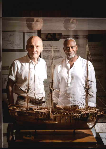 Pierre Guillon de Princé et Dieudonné Boutrin, descendant d’esclaves, devant l’Aurore, navire du XVIIIe siècle. Photo Laura Stevens pour Télérama.