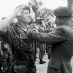 Jean-Marie Le Pen décoré par le général Massu fin mars 1957 à la villa Sésini à Alger. © Photo DR